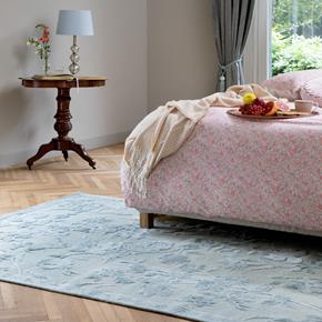 Ručně tkaný žákárový koberec Laura Ashley Rey sage 81907